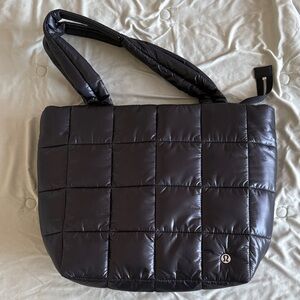 Lululemon Quilted Grid Tote Bag 12L
Wunder Puff - GUC